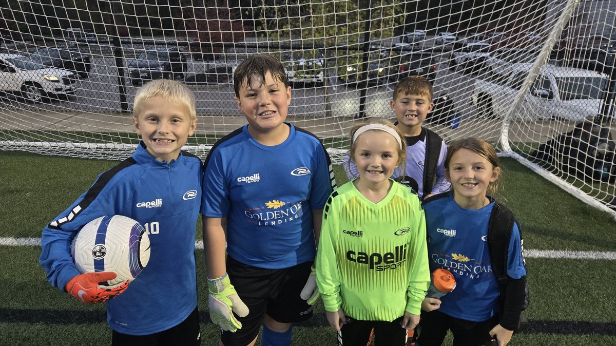 MoRushSoccer's tweet image. Love seeing our #goalkeeper culture grow. These young keepers helped mentor our youngest YDA goalies who are being introduced to the position.
#StrengthInNumbers  #RUID #RushNation