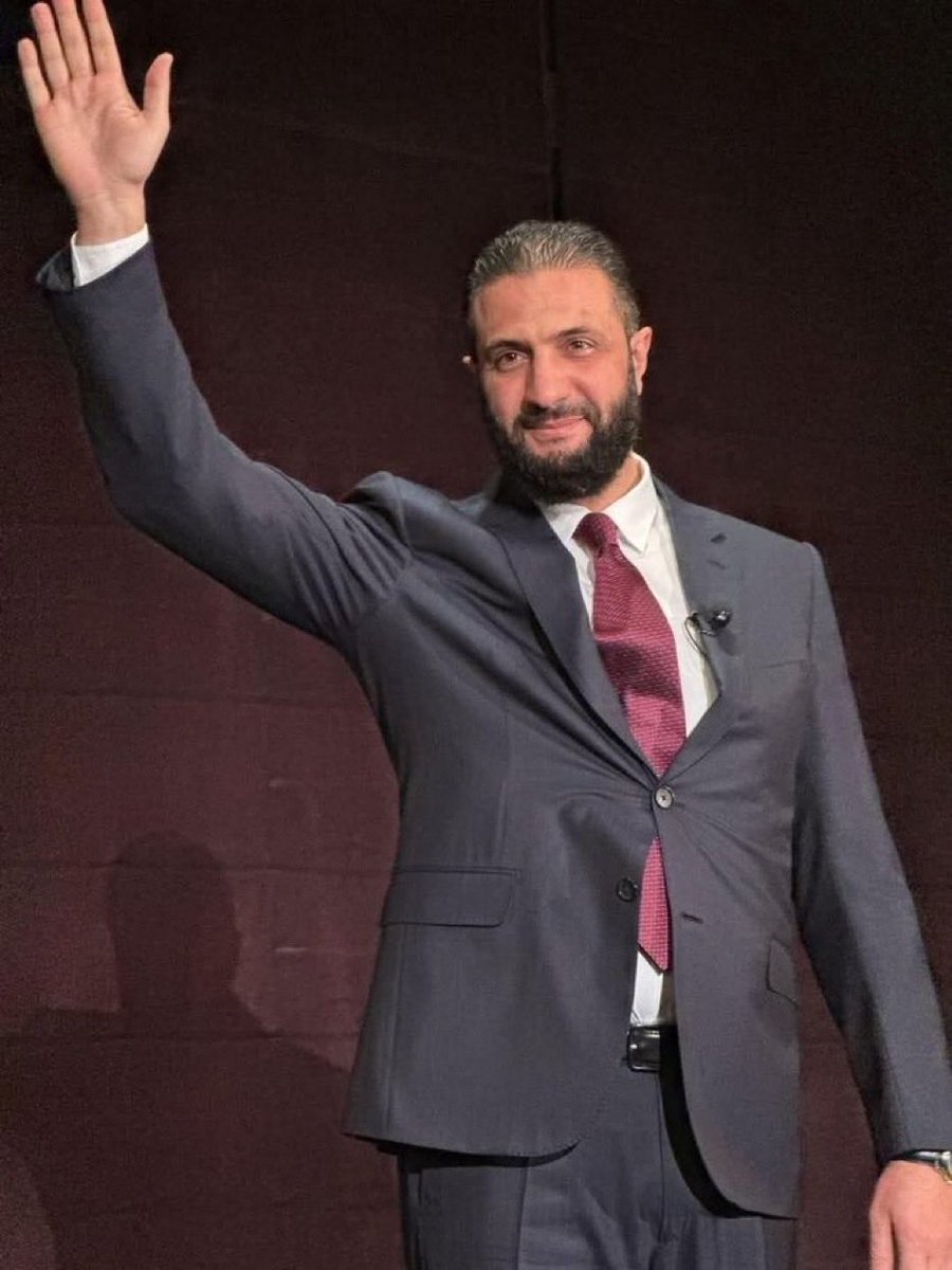 هذا الذي تعرف البطحاء وطأته 
والحل يعرفه والبيت والحرم 
هذا الذي جعل الميليشيات الأرهابية الشيعية تزحف على بطونها..
هذا الذي أنهى حلمهم في الشام وطهرها من رجسهم 
هذا الذي سيقف له التاريخ أحتراما له و لرؤيته..
هذا الذي نجح في تحويل بشار لفأر هارب في مجاري موسكو..
هذا الذي جعل مجوس