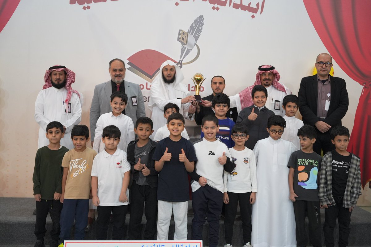 ejame3h's tweet image. 🌷تكريمك هو فخر لنا، شكراً على مجهودك
💕 فعاليات تكريم الطلاب بالمرحلة الأولية 
🎉وتكريم
✨الفصول المثالية
🎉(١-٣) أ/عبدالله حسن
🎉(٢-١) أ/ فهد العتيبي
🎉(٣-٣) أ/ محمد أشرف
🌹بحضور المدير التنفيذي ومدير الشؤون التعليمية ومديرالمدرسة  
#تعليم_الرياض 
#مدارس_الجامعة