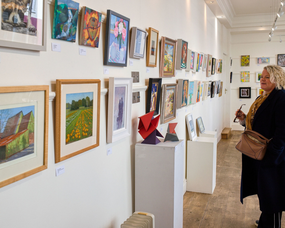 ipsartsoc's tweet photo. The Small Works exhibition is now open, featuring #paintings, #drawings, #prints, #sculptures, #ceramics and #textiles by #IpswichArtSociety. 
#ArtSpace gallery, 64 Thoroughfare, #Woodbridge.
On until Wed 5th Nov open daily 10am  - 5pm
#Christmas #Shopping #Art https://t.co/DdVudZrbQP