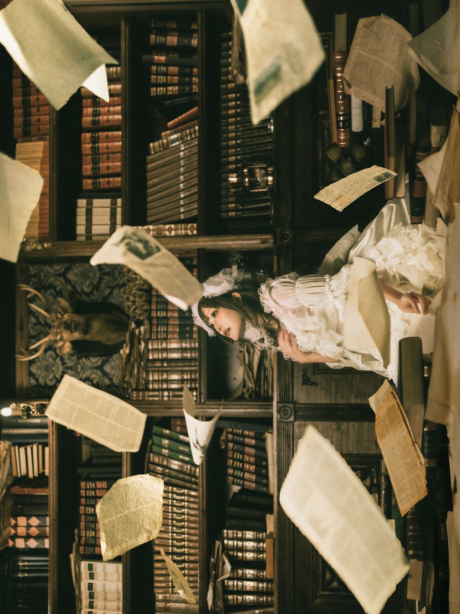 おはようございます。この前スタジオ撮影行ってきた時の写真。アイディアは100%初音さんで私は「かめらがかり」です。よくカジノとかでお札投げてるのを俯瞰で撮った映画カットありますがその類です。栄一でもぜひやってみたい笑。良い花金を #portrait #TLを花でいっぱいにしよう <a href="/hachaaan0511/">初音</a>