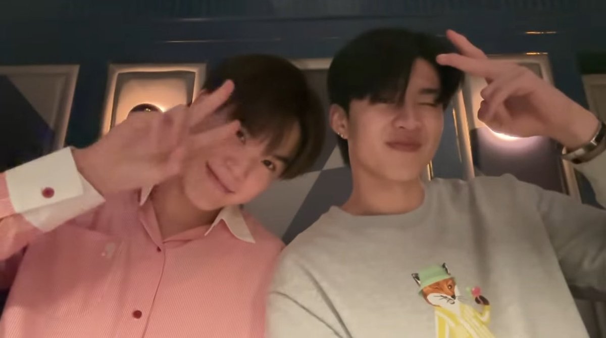 พึ่งมาสังเกตว่าเซทนี้เป็นวันเดียวกับคลิปวาเลนไทน์มั้ย ชุดเดียวกันกับที่น้องมาโปรโมทเพมโม่ มุมที่สูงกว่าน้องปิงใครถ่ายได้บ้างถ้าไม่ใช่คนที่สูงกว่าแล้วถ่ายได้น่าเอ็นดูมาก วันนั้นก็ไปเดทกันสองคน😭💞💞