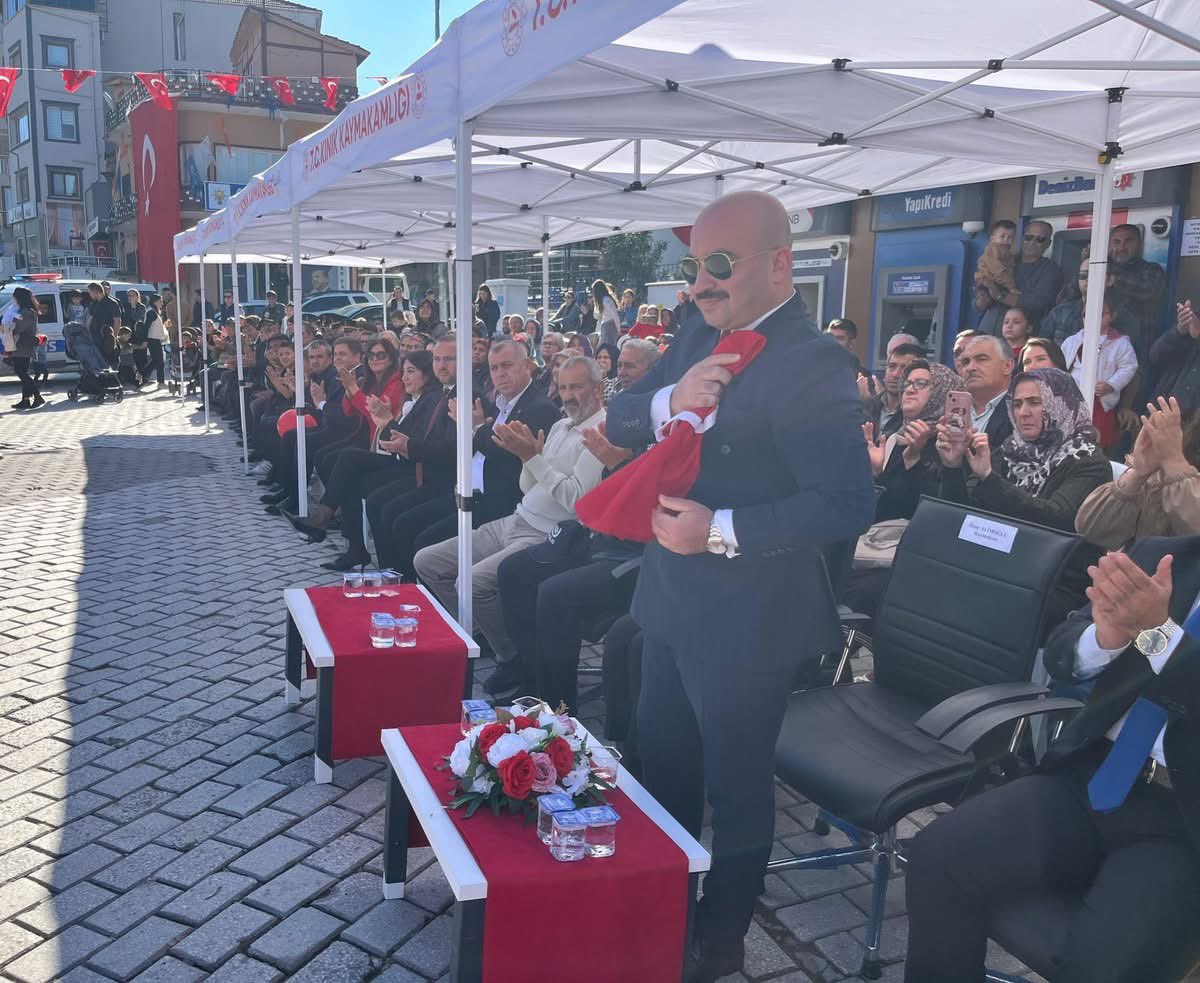 TCKinik's tweet photo. Kaymakamımız Sayın Onur ALİMOĞLU, Cumhuriyetimizin 102. yılı dolayısıyla düzenlenen 29 Ekim Cumhuriyet Bayramı kutlama programına katıldı.

Cumhuriyet Bayramımız Cumhuriyet Meydanı’nda gerçekleştirilen törenle büyük bir coşkuyla kutlandı.🇹🇷 https://t.co/kT1JfI2l6M