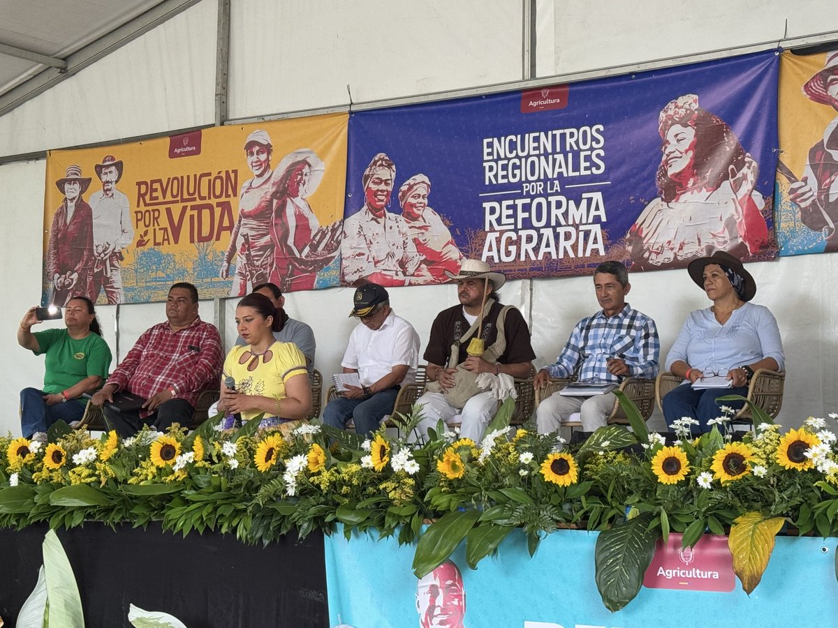 UPRAColombia's tweet photo. 🗣️ "Las Áreas de Protección para la Producción de Alimentos (APPA) también hacen parte de la #ReformaAgraria. La protección de los mejores suelos para la producción agropecuaria fortalece la Agricultura Campesina, Familiar, Étnica y Comunitaria (ACFEC)”, señaló @alexander_rodr_ , director técnico de Uso Eficiente del Suelo y Adecuación de Tierras de la @UPRAColombia.

✅ Durante su intervención en la mesa de trabajo por las “Transformaciones estructurales, institucionales y normativas para la reforma agraria integral y popular”, en el tercer encuentro macrorregional de la Reforma Agraria que se realiza en Yopal, el funcionario explicó el alcance y el propósito de identificar y declarar las APPA, que al proteger los suelos con mayor potencial productivo agropecuario, contribuyen al cumplimiento del derecho humano a la alimentación, fortalecen el logro para que todos los residentes en Colombia tengan acceso a alimentos nutritivos, culturalmente aceptados y en cantidades suficientes.

En Casanare, la #UPRA adelanta procesos de diálogo técnico para la identificación de las APPA a nivel departamental, un paso significativo hacia la planificación del territorio, el ordenamiento productivo y la protección de los suelos agrícolas en la Orinoquia.

✊🏽¡Proteger los suelos para la producción de alimentos es un asunto de interés nacional y una responsabilidad intergeneracional!