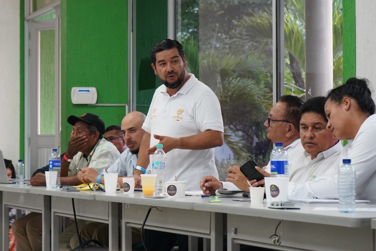 UPRAColombia's tweet photo. 🗣️ "Las Áreas de Protección para la Producción de Alimentos (APPA) también hacen parte de la #ReformaAgraria. La protección de los mejores suelos para la producción agropecuaria fortalece la Agricultura Campesina, Familiar, Étnica y Comunitaria (ACFEC)”, señaló @alexander_rodr_ , director técnico de Uso Eficiente del Suelo y Adecuación de Tierras de la @UPRAColombia.

✅ Durante su intervención en la mesa de trabajo por las “Transformaciones estructurales, institucionales y normativas para la reforma agraria integral y popular”, en el tercer encuentro macrorregional de la Reforma Agraria que se realiza en Yopal, el funcionario explicó el alcance y el propósito de identificar y declarar las APPA, que al proteger los suelos con mayor potencial productivo agropecuario, contribuyen al cumplimiento del derecho humano a la alimentación, fortalecen el logro para que todos los residentes en Colombia tengan acceso a alimentos nutritivos, culturalmente aceptados y en cantidades suficientes.

En Casanare, la #UPRA adelanta procesos de diálogo técnico para la identificación de las APPA a nivel departamental, un paso significativo hacia la planificación del territorio, el ordenamiento productivo y la protección de los suelos agrícolas en la Orinoquia.

✊🏽¡Proteger los suelos para la producción de alimentos es un asunto de interés nacional y una responsabilidad intergeneracional!