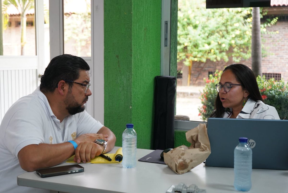 UPRAColombia's tweet photo. 🗣️ "Las Áreas de Protección para la Producción de Alimentos (APPA) también hacen parte de la #ReformaAgraria. La protección de los mejores suelos para la producción agropecuaria fortalece la Agricultura Campesina, Familiar, Étnica y Comunitaria (ACFEC)”, señaló @alexander_rodr_ , director técnico de Uso Eficiente del Suelo y Adecuación de Tierras de la @UPRAColombia.

✅ Durante su intervención en la mesa de trabajo por las “Transformaciones estructurales, institucionales y normativas para la reforma agraria integral y popular”, en el tercer encuentro macrorregional de la Reforma Agraria que se realiza en Yopal, el funcionario explicó el alcance y el propósito de identificar y declarar las APPA, que al proteger los suelos con mayor potencial productivo agropecuario, contribuyen al cumplimiento del derecho humano a la alimentación, fortalecen el logro para que todos los residentes en Colombia tengan acceso a alimentos nutritivos, culturalmente aceptados y en cantidades suficientes.

En Casanare, la #UPRA adelanta procesos de diálogo técnico para la identificación de las APPA a nivel departamental, un paso significativo hacia la planificación del territorio, el ordenamiento productivo y la protección de los suelos agrícolas en la Orinoquia.

✊🏽¡Proteger los suelos para la producción de alimentos es un asunto de interés nacional y una responsabilidad intergeneracional!