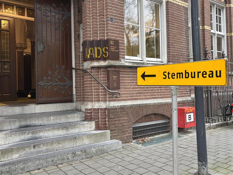 jadatascience's tweet photo. Vandaag 𝗶𝘀 𝗝𝗔𝗗𝗦 𝗰𝗮𝗺𝗽𝘂𝘀 ook 𝘀𝘁𝗲𝗺𝗯𝘂𝗿𝗲𝗮𝘂 𝟭𝟬𝟴. Onderwijs en democratie gaan hand in hand: kritisch denken, keuzes maken, vooruitkijken. Stemmen 𝗸𝗮𝗻 𝘁𝗼𝘁 𝟮𝟭.𝟬𝟬 𝘂𝘂𝗿 in het Atrium van Mariënburg. De toekomst begint hier. #verkiezingen #JADS #stemmen https://t.co/ByShsEjAxD