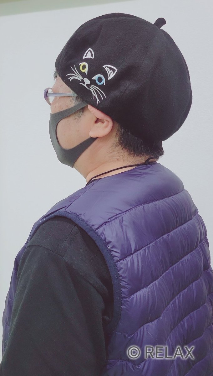 relaxstage's tweet photo. 初日の幕が開きました！RELAXの世界をぜひご堪能ください😆
さて！スタッフ紹介ー！
まずはこの方、EMIさん！
EMIさんがいなければRELAXは始まりません！
次々と生み出される作品たち、EMIさんの頭の中はどうなっているのか！？
隠し撮りに成功❗
頭には…、ネコ‼️
#リラックス公演
#リラックス2025 https://t.co/CrKpyW4hbt