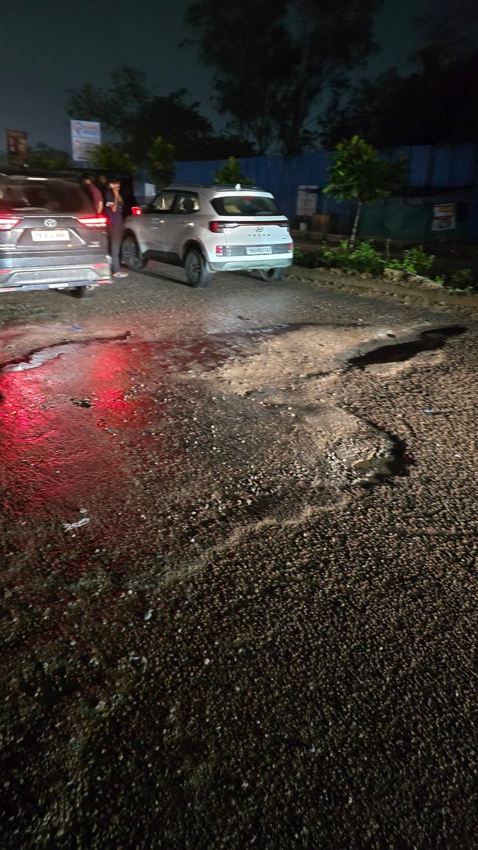 atinag's tweet photo. 🚨 Accident just now in Gopanpally due to badly broken road opposite Honer Vivantis. There are no street lights on this entire stretch — it’s extremely dangerous at night. Requesting urgent attention from @GHMCOnline @CommissionrGHMC @TelanganaCMO  🙏
#Hyderabad #Gopanpally #GHMC https://t.co/eeWq5mVW8g