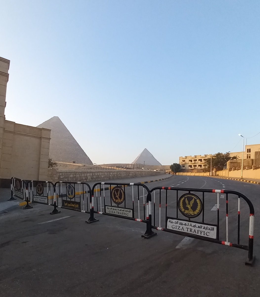 On the way to the Lab this morning.
Today was our last day working in the laboratory. Tourists are now completely unable to enter the pyramid area from the Mena House side.
今朝ラボに行く途中。本日ラボでの仕事最終日だった。観光客はメナハウス側から完全に入れなくなった。