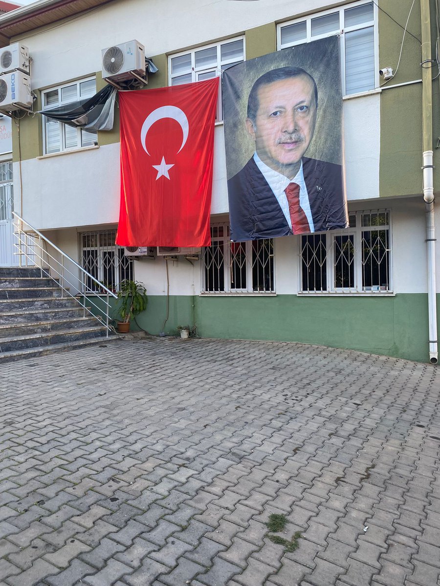 Atatürk sevgisini hazmedemeyenler’e iyi bakın burası Gazipaşa İlçe Milli Eğitim Müdürlüğü bunu çekenler yeni nesil Atatürkçü yeğenlerim #29ekim #Atatürk kenara kıvrılıp sıkıştırılmış Atatürk posterine yorumunuz nedir <a href="/tcmeb/">Millî Eğitim Bakanlığı</a>