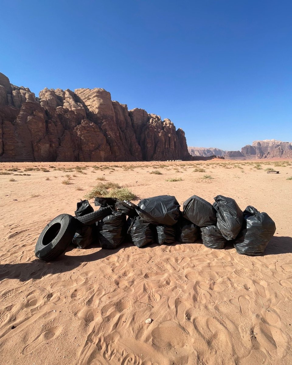 plasticfreeit's tweet photo. Five Plastic Free heroes in Wadi Rum.
Daniele, Luisa, Domenica &amp; Eqab spent 4 days cleaning this UNESCO desert, turning teamwork into a message of hope.

#plasticfree https://t.co/AjZyC9JK1g