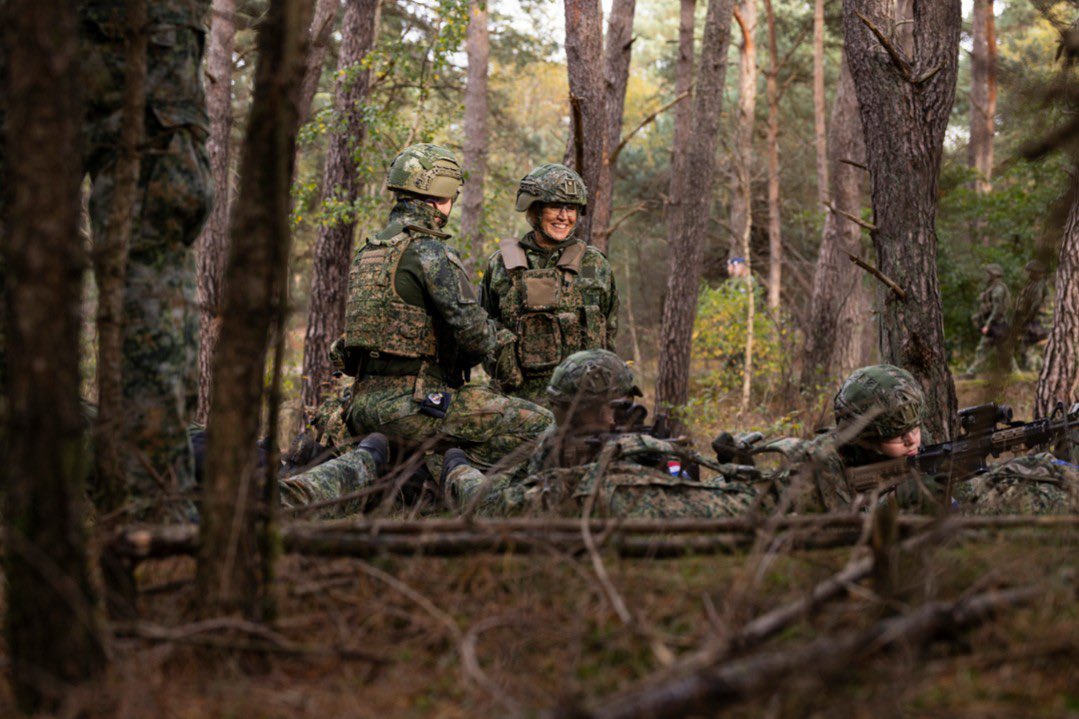 This is our Queen! 🤩

Fantastic to see her joining our troops from the Royal Netherlands Marechaussee for a field exercise. 🇳🇱