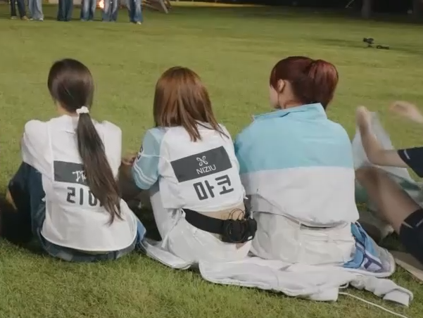 Lia took off her jacket for NIZIU members to sit on it, because she noticed they were wearing white🥺