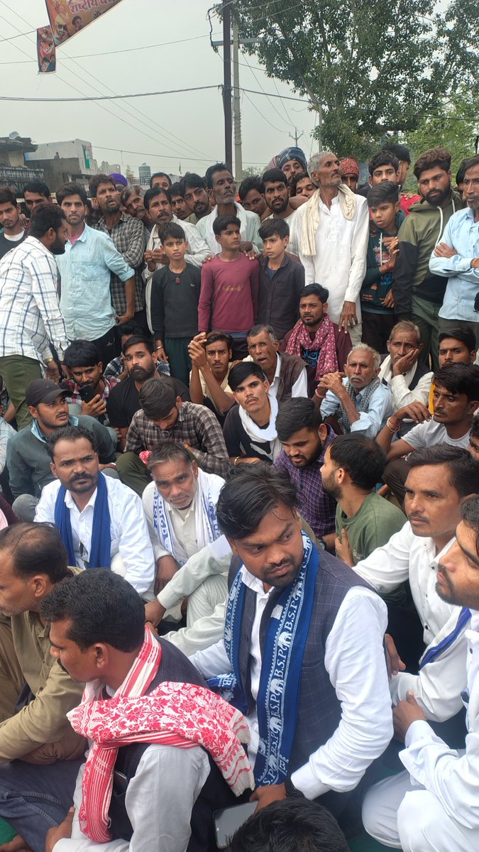 Vikashkumar_BSP's tweet photo. जिला प्रभारी श्री हरिमोहन बौद्ध जी के नेतृत्व में बसपा का प्रतिनिधि मंडल आज ग्राम जैनी पहुंचा, जहां 50 वर्षीय किसान श्री कैलाश मीणा ने आत्महत्या कर ली। बसपा प्रतिनिधि मंडल ने पीड़ित परिवार को ढाढस बंधाया और कहा कि बसपा उनके साथ हैं और इस लड़ाई आखिर दम तक लड़ा जाएगा।

#BSP_SHEOPUR https://t.co/VgjDUklaLb