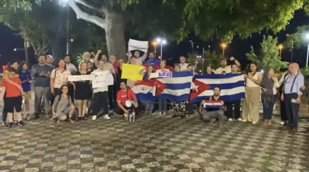 #Asunción fue escenario de una manifestación en la Plaza de los Desaparecidos donde miembros de la Coordinadora de Solidaridad con #Cuba alzaron su voz para exigir el cese inmediato del bloqueo 

📹 Video completo disponible en:
facebook.com/share/v/1CzPze…

<a href="/CubaenPY/">Dr.C. Francisco Fdez, Embajador</a> 
#TumbaElBloqueo