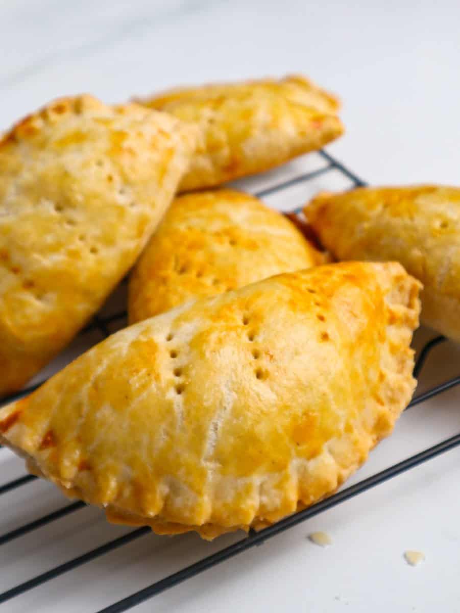 StevenIkye's tweet photo. Milky doughnut  or  Meat pie?? 🫴 https://t.co/u4zfiO9bP5