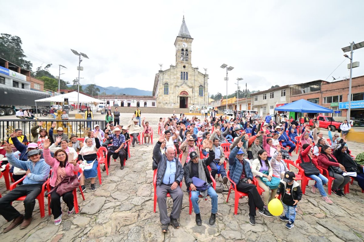 ProsperidadCol's tweet photo. #Pasca |Continuamos recorrido con #DignidadMayor. Estamos buscando a los abuelos y abuelas que aún no hacen parte del #PilarSolidario, para que vivan con la tranquilidad y el respeto que merecen. En cada rincón de 🇨🇴 reafirmamos el compromiso de que la vejez se viva con dignidad. https://t.co/vdAvfQWuvz