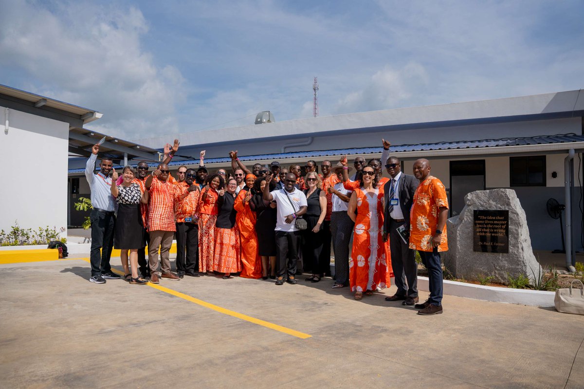 Celebrate a historic milestone with us 🎉 On October 25, Sierra Leone proudly unveiled the Paul E. Farmer Maternal Center of Excellence in Kono District. Cutting the ribbon marked the start of a new era for maternal and newborn care.
Read more: ow.ly/ntTe50XjFSS