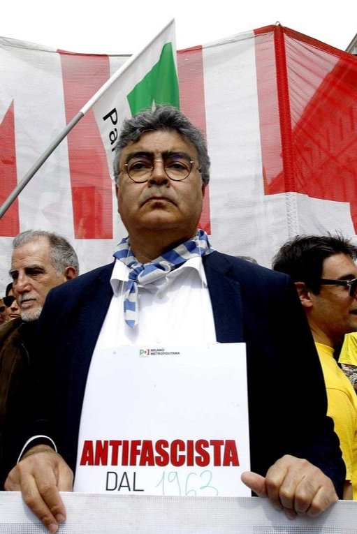 Molti  sospettano, Fiano,trombato elettoralmente, sia non vittima ma manipolato, o s. e' prestato alla * farsesca pagliacciata antifa* imbastita da facinorosi di sinistra , x attizzare  ulteriore odio anti Israele e governo attuale -