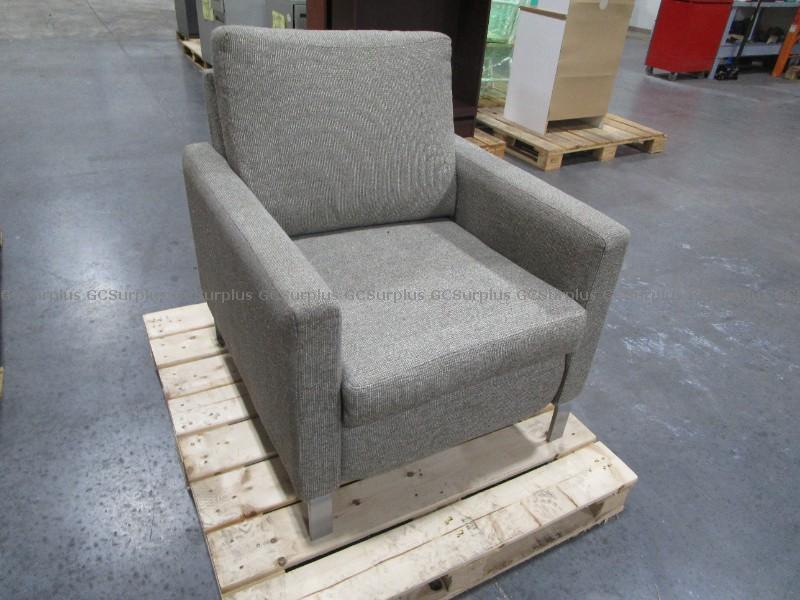 GCSurplus_PSPC's tweet image. Bring home the perfect balance of modern comfort and timeless design with this armchair. Its neutral tone fits effortlessly into any space, whether you’re settling in for movie marathons or enjoying your favourite coffee corner. Find it on #GCSurplus ➡️ ow.ly/G6nI50XjMih