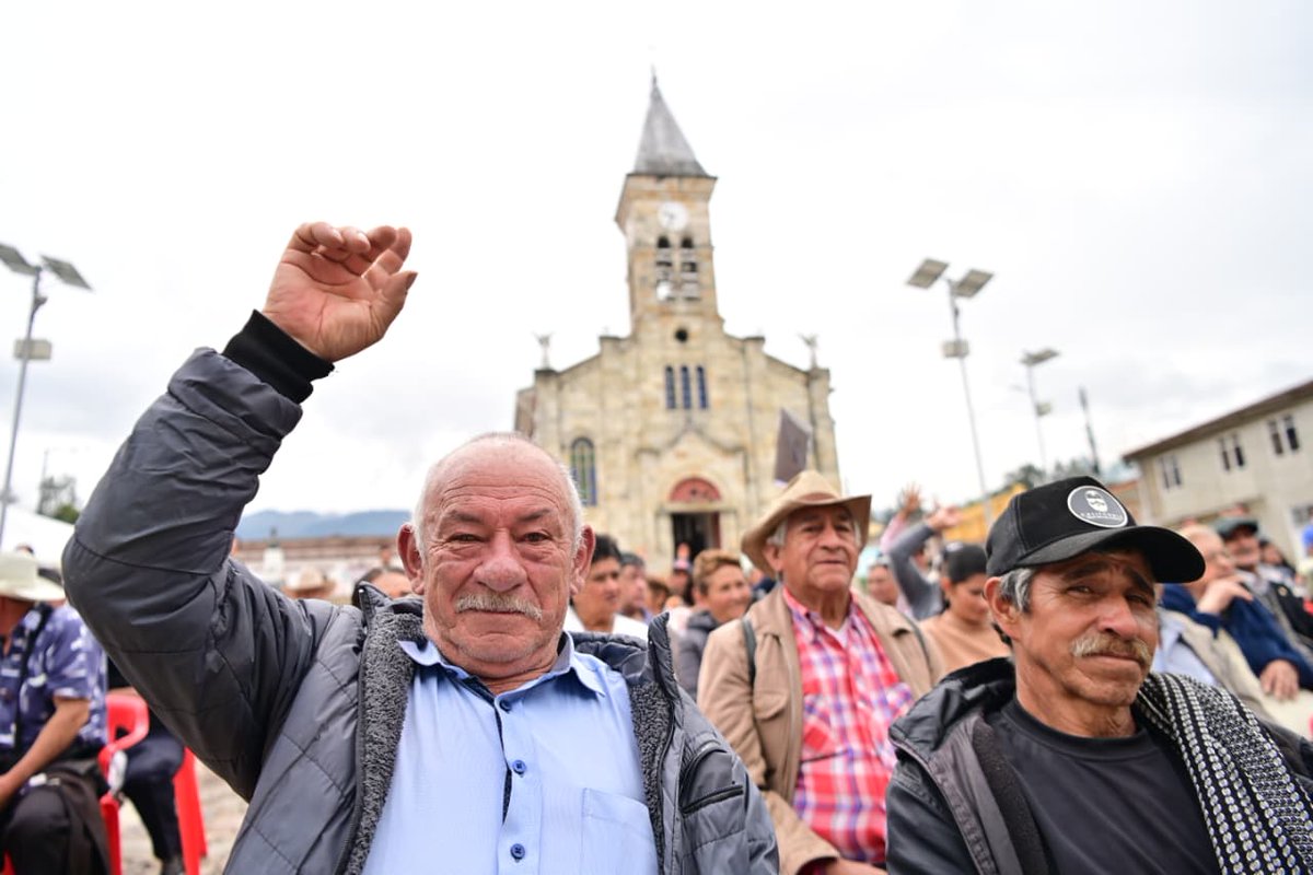 ProsperidadCol's tweet photo. #Pasca |Continuamos recorrido con #DignidadMayor. Estamos buscando a los abuelos y abuelas que aún no hacen parte del #PilarSolidario, para que vivan con la tranquilidad y el respeto que merecen. En cada rincón de 🇨🇴 reafirmamos el compromiso de que la vejez se viva con dignidad. https://t.co/vdAvfQWuvz