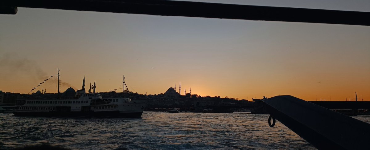 “Bir gün akşam olur bizde gideriz.”

+ Akşam oluyor.