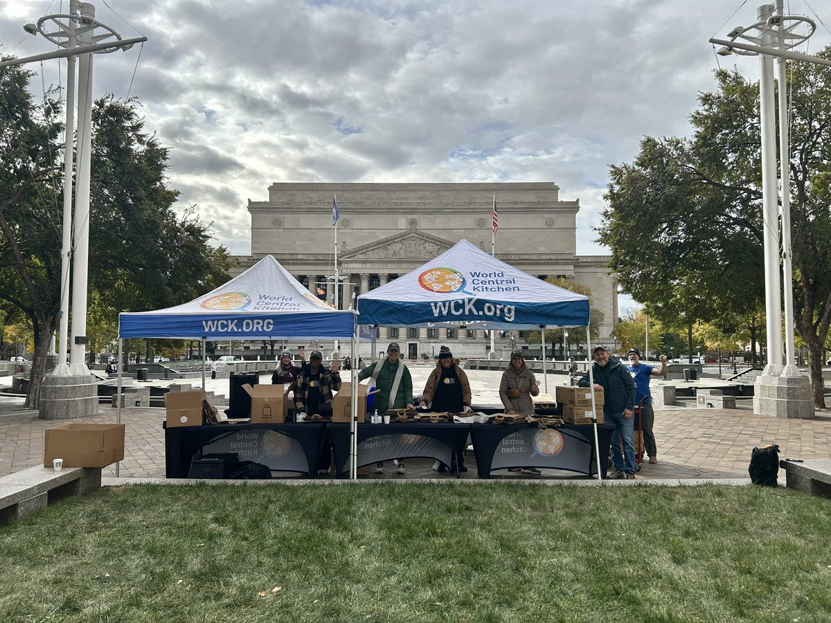 <a href="/WCKitchen/">World Central Kitchen</a> is at the Navy Memorial today giving out free meals to government workers.  <a href="/chefjoseandres/">Chef José Andrés 🕊️🥘🍳</a>