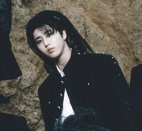 IS HE WEARING A VEIL