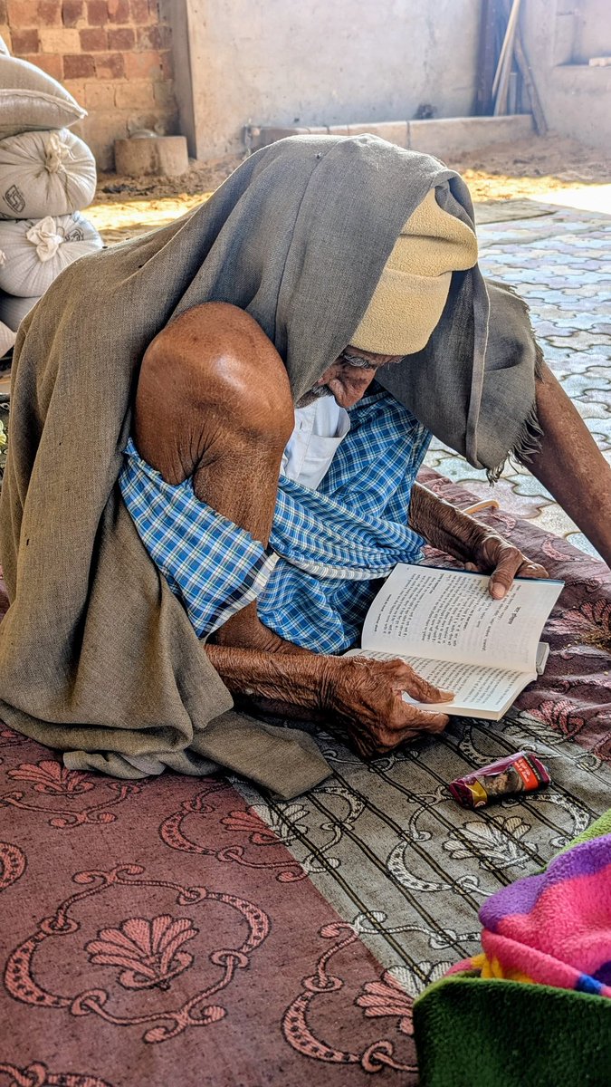 JATbera1's tweet image. 94 साल की उम्र में नाना जी वीर तेजाजी महाराज की जीवनी पढ़ते हुए ❣️🙌
वैसे इन्होंने अलग-अलग लेखकों द्वारा लिखी गई जीवनियां पढ़ रखी है, तुलनात्मक अध्ययन करते हैं और बताते हैं कि इसमें यह फैक्ट सही लिखा है यह गलत लिखा है 🎊