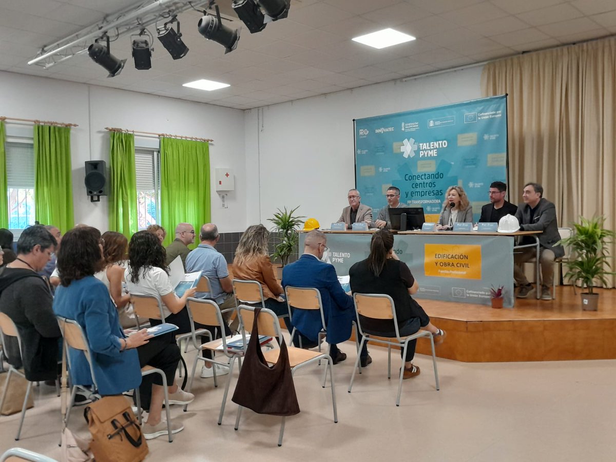 🚨 #CámaraOrihuela ha estado presente esta mañana en la apertura de la jornada 'Conectando centros y empresas, FP transformadora'.