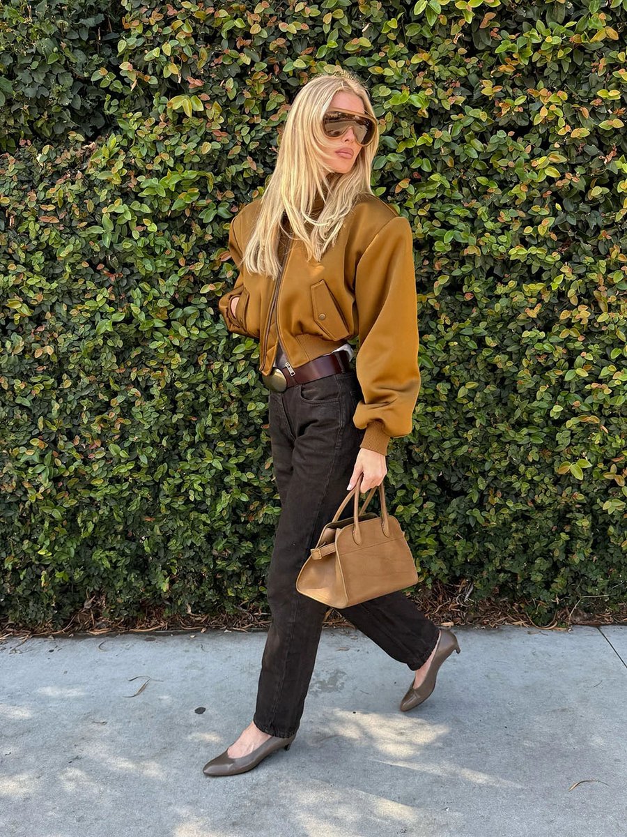 TheCoolHour's tweet image. Sporty jackets are stepping out of the gym and onto the street. From Prada’s colorblocked toppers to The Row’s sleek nylon, fall’s coolest outerwear proves casual can be couture.  Here are 10 ways to style them like an editor 👉 thecoolhour.com/10-ways-to-sty…

#FallStyle #SportyChic