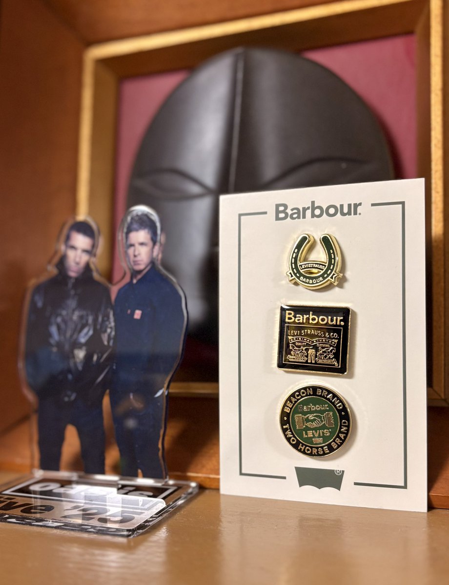 tinyrecords's tweet image. Levi’s × Barbour コラボピンズ。
は、あえてギャラガーズを映り込ませて◎

#oasislive25 #barbour #levis