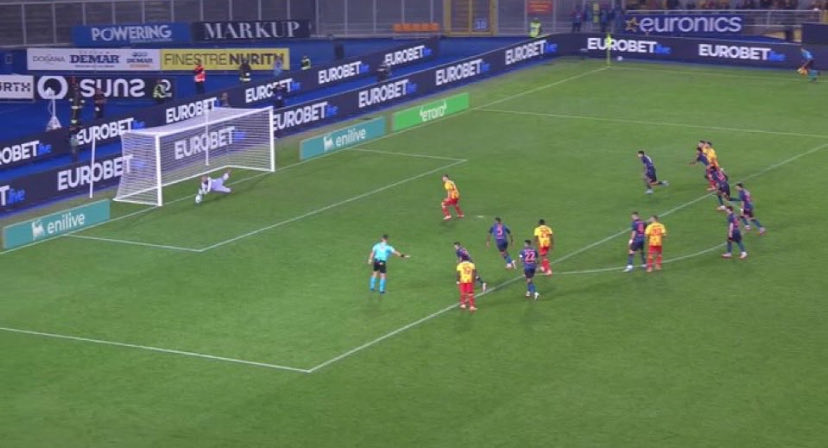 ildisfattista_'s tweet image. Clamorosa svista in Napoli-Lecce!😳
Come si vede chiaramente dalla foto, in occasione del rigore, il portiere del Napoli para la palla con le MANI!
Quando smetteranno di rubare?
#ForzaInter #pazzainter #amala #controtuttoetutti