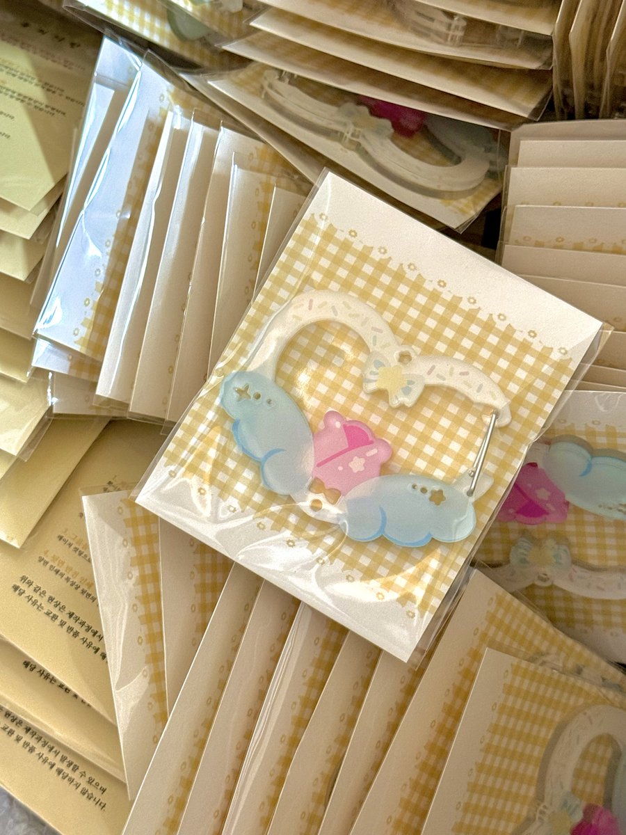 튤립엔젤 카라비너 제작완료되었습니다🌷🪽
프링벸구와 함께 빨리 배송할 수 있도록 준비해둘게요💖