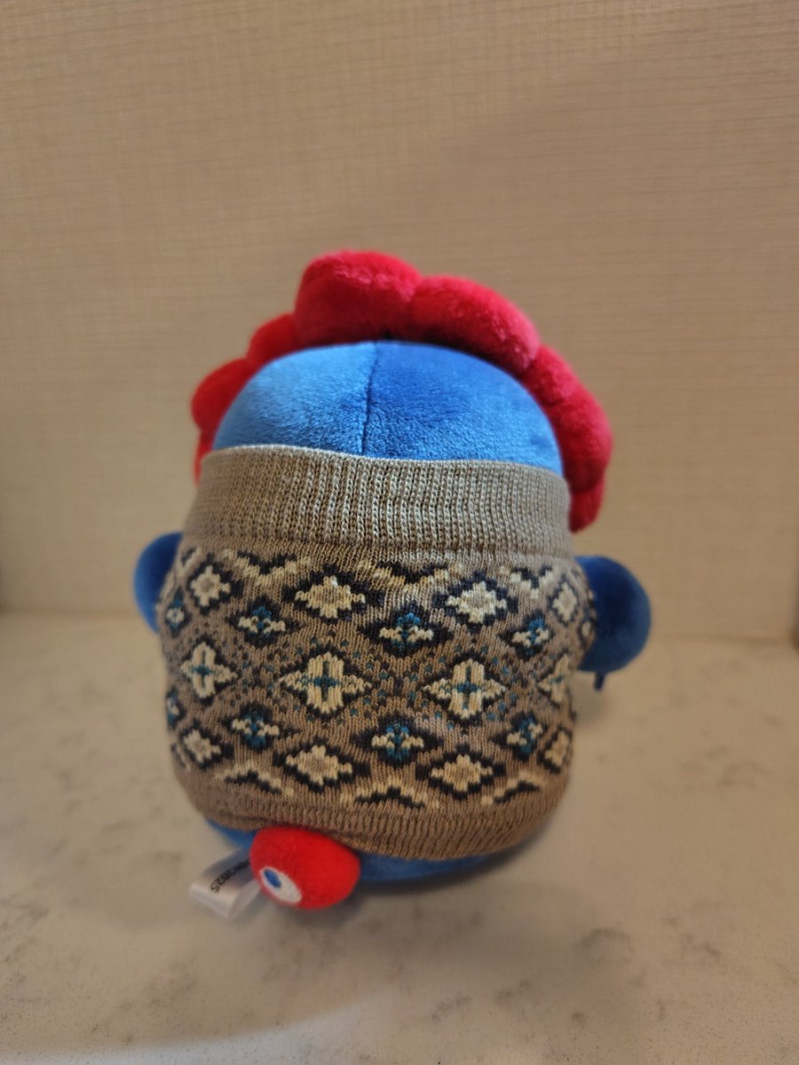 もっちりミャクミャクのお洋服を100均のサンダルソックスで作ってみた🪡丸いお手々を出したかったから袖無しにしたんだけど良い感じでは！？かわいいね！！😆背中がおじいちゃんみたいで味わい深い🤭
ぴよぴっこさん（<a href="/piyopicco/">ぴよぴっこ／PiyoPicco YouTube🐤</a>）の靴下で作るニットセーターを参考にしています〜🧦
#万博ぬいぐるみ部