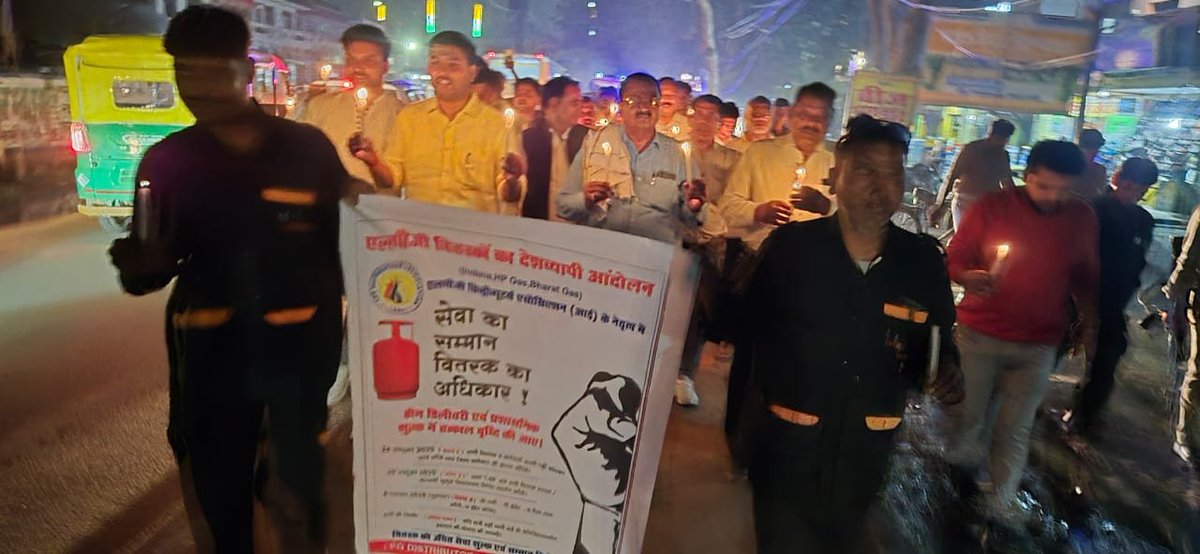 bstvlive's tweet image. कन्नौज : होम डिलीवरी शुल्क बढ़ोतरी को लेकर मोमबत्ती जुलूस

➡एलपीजी डिस्ट्रीब्यूटर्स एसोसिएशन ने निकाला जुलूस
➡होम डिलीवरी शुल्क और सेवा दरों में बढ़ोतरी की मांग
➡तिर्वा क्रॉसिंग से शहीद स्थल तक निकाला जुलूस 

#Kannauj #LPGDistributors #CandleMarch