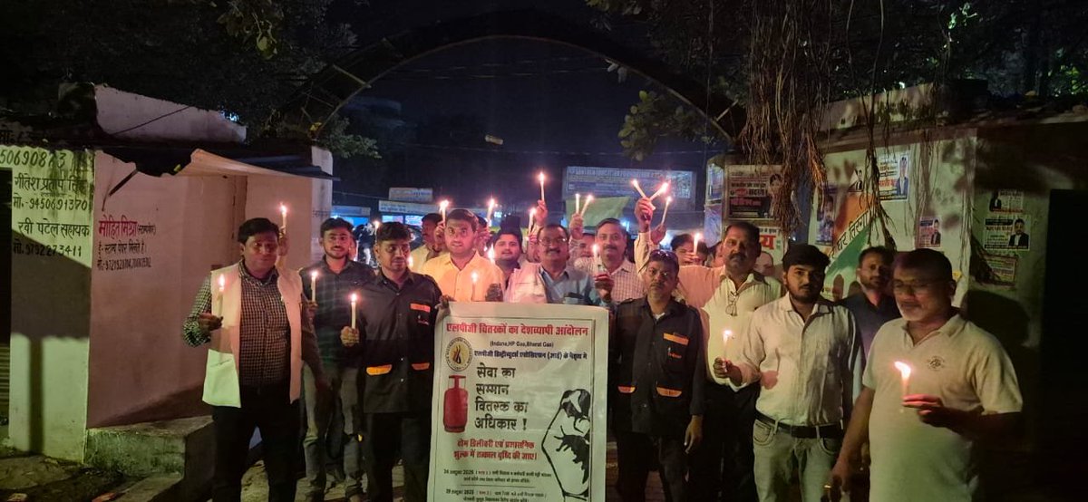 bstvlive's tweet image. कन्नौज : होम डिलीवरी शुल्क बढ़ोतरी को लेकर मोमबत्ती जुलूस

➡एलपीजी डिस्ट्रीब्यूटर्स एसोसिएशन ने निकाला जुलूस
➡होम डिलीवरी शुल्क और सेवा दरों में बढ़ोतरी की मांग
➡तिर्वा क्रॉसिंग से शहीद स्थल तक निकाला जुलूस 

#Kannauj #LPGDistributors #CandleMarch