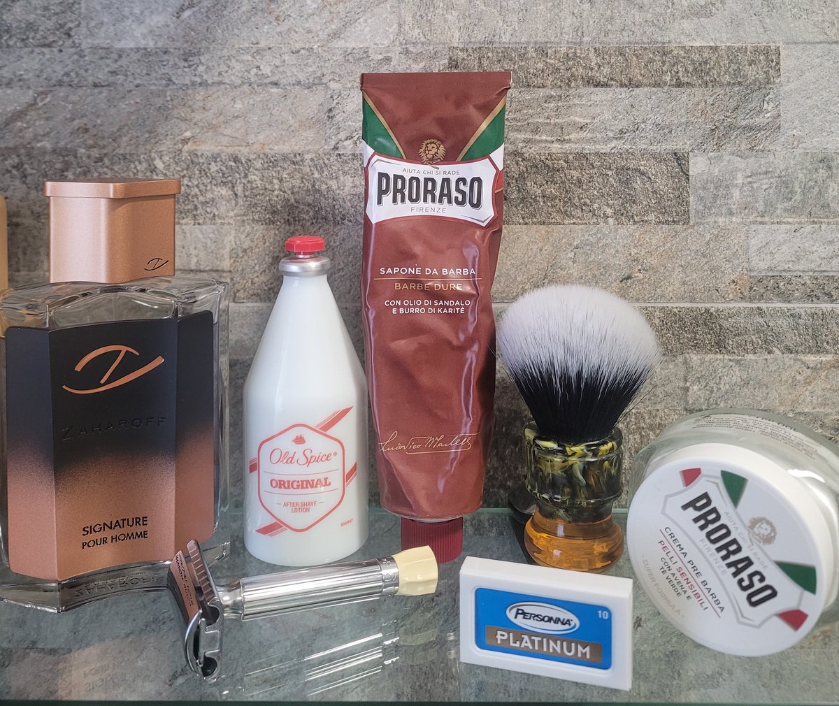 #SOTD Sapone <a href="/Proraso/">Proraso</a> Rossa Sandalo e burro di Karite 
Pre barba Proraso Bianca
After shave Old Spice Original 
Rasoio Merkur Progress 500
Lametta Personna Platinum 
Pennello Yaqi Brush Sagrada Familia
Profumo Zaharoff Signature Pour Homme