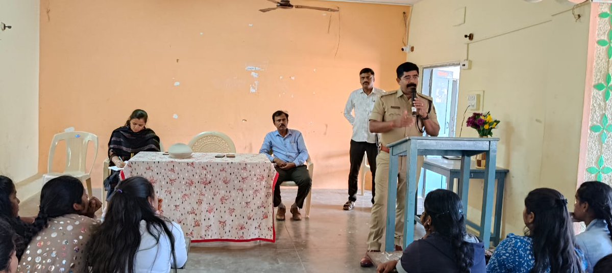 SPTumkur's tweet image. ನಮ್ಮ ಹೆಚ್ಚುವರಿ ಪೊಲೀಸ್ ಅಧೀಕ್ಷಕರುರವರು ಕಾಳಿದಾಸ ಕಾಲೇಜು ಶಿರಾ ಗೆಟ್,ತುಮಕೂರು ಇಲ್ಲಿನ ವಿದ್ಯಾರ್ಥಿ ಮತ್ತು ವಿದ್ಯಾರ್ಥಿನಿಯರಿಗೆ ಮಹಿಳಾ ಮತ್ತು ಮಕ್ಕಳ ಸುರಕ್ಷತೆ ಬಗ್ಗೆ ಅರಿವು ಕಾರ್ಯಕ್ರಮವನ್ನು ನಡೆಸಿದರು.
#TumakuruDistrictPolice
#AwarenessProgram
#AddlSPTumakuru
@venkatashok