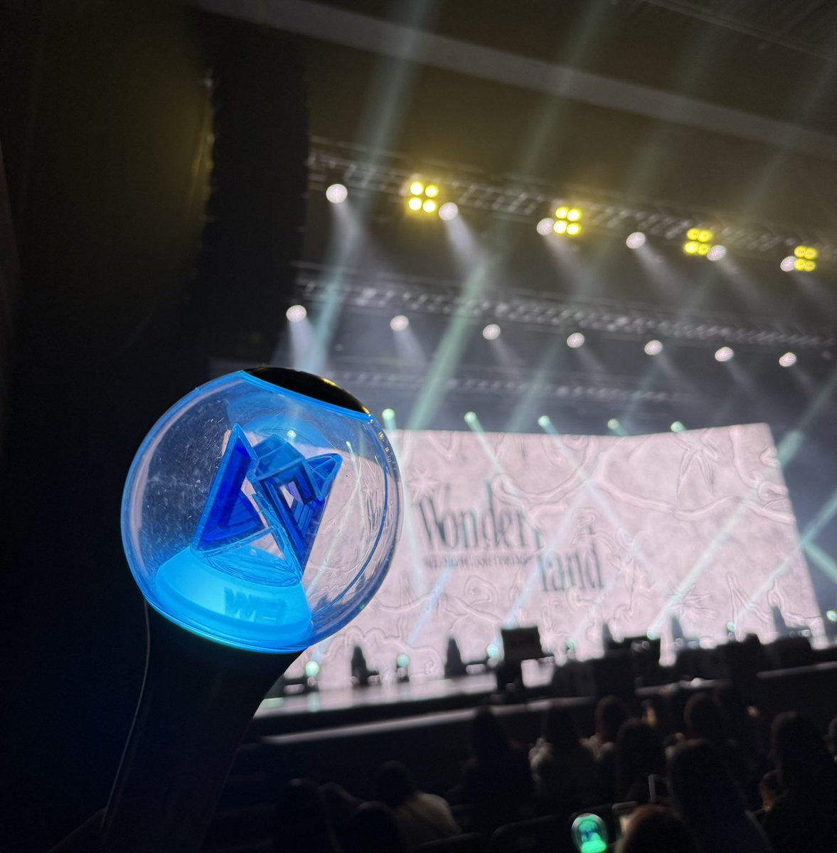 WEi_STAFF's tweet photo. [#아이봉여행일지]

루아이 우리 오늘은 ‘💙’
열심히 응원해보자💪✨

#위아이 #WEi https://t.co/GUF7YJ4XeC