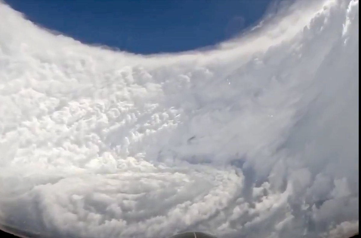 Impresionante estas imágenes del ojo del huracán "Melisa" que distribuyen <a href="/CopernicusEU/">Copernicus EU</a> y la NOAA. No solo es imponente la apariencia de las paredes del ojo sino que es de las pocas veces que se puede ver con tanto detalle la estructura de las nubes bajas de su interior.