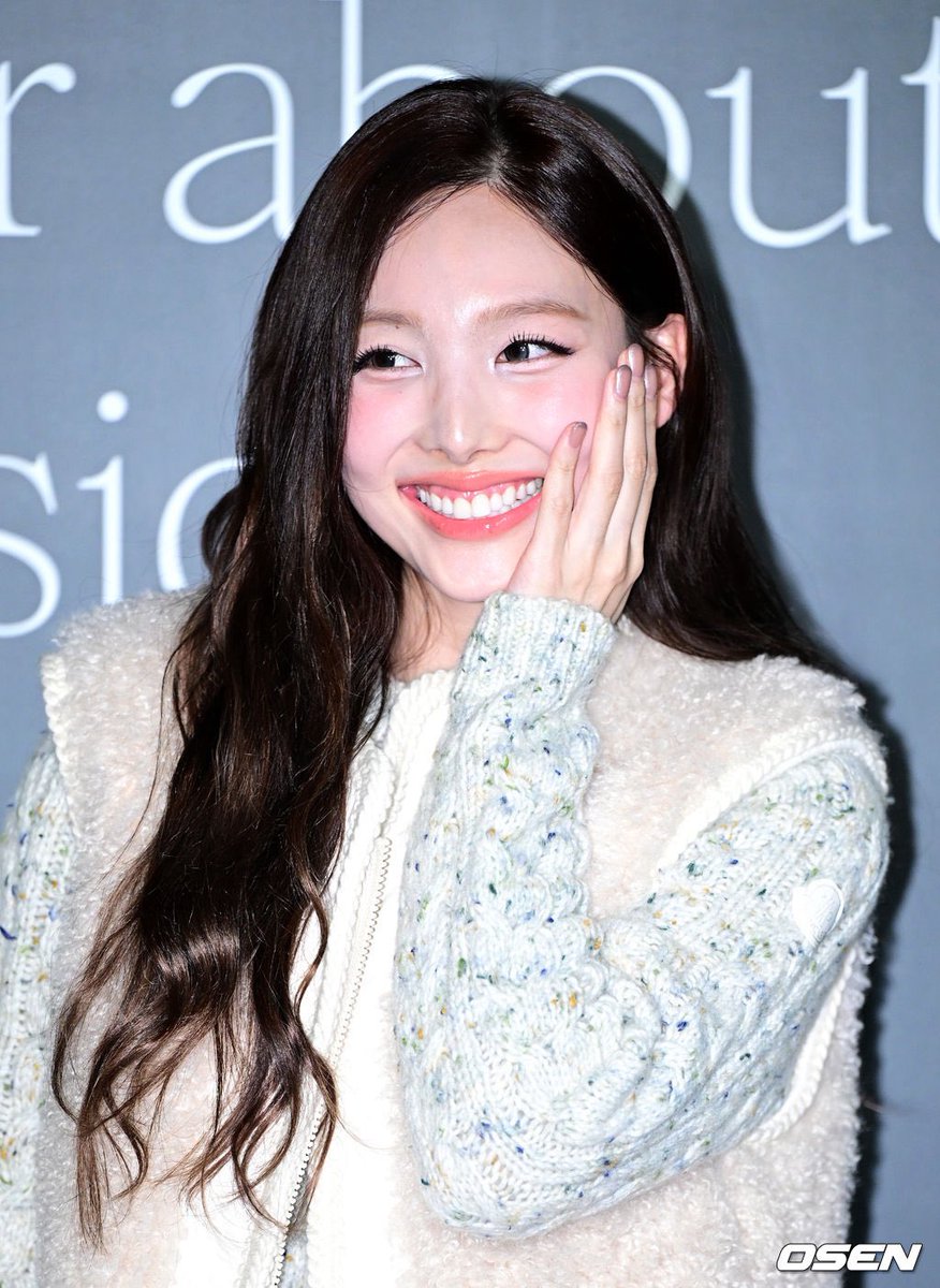 NYGLOBAL_UNION's tweet image. 251029 | NAYEON for MONCLER &apos;Warmer Together&apos; campaign event

#MONCLERWarmerTogether
#MONCLERxNAYEON
#NAYEON 
@Moncler @JYPETWICE