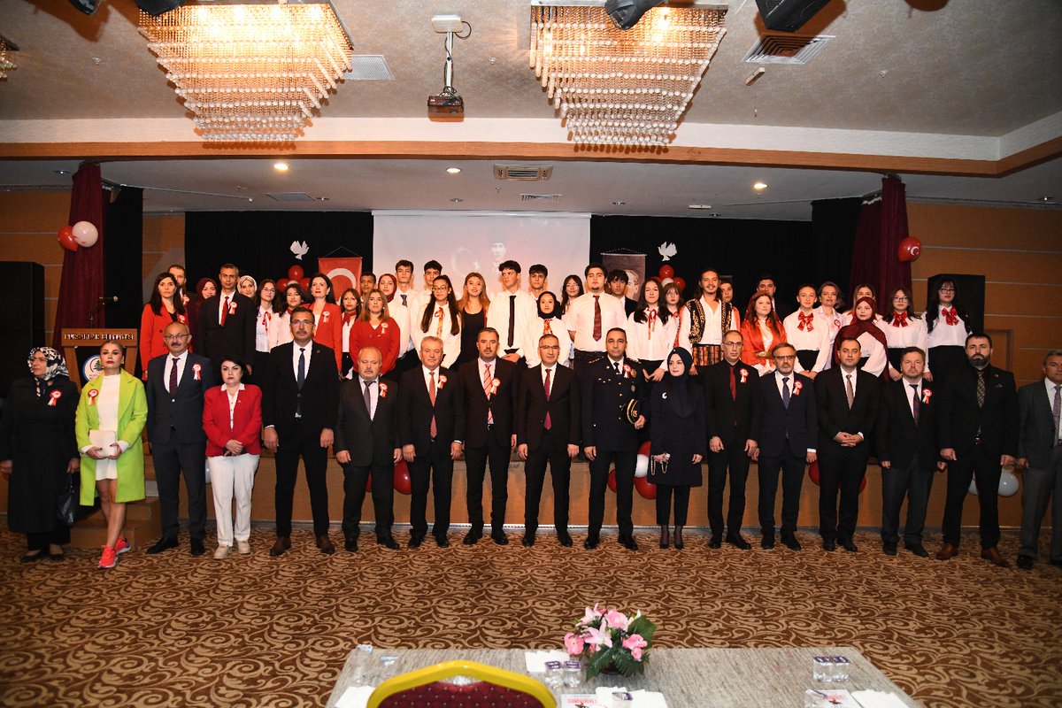 29 Ekim Cumhuriyet Bayramı'nın 102.yılı ilçemizde coşkuyla kutlandı. 
Program Kaymakamımız Üzeyir Aziz Özeren,Belediye Başkanımız Ertuğrul Çetin,kurum amirleri, siyasi partilerin ilçe temsilcileri,öğretmenlerimiz,öğrencilerimiz ve hemşehrilerimizin katılımlarıyla gerçekleştirildi