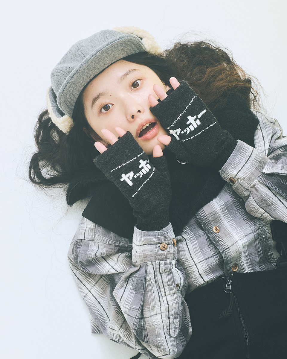 ベーシックなチャコールグレー🩶
ボディは杢で、文字の部分はオフホワイトなので
シックだけど温かみのある配色です🫶

10月29日の“てぶくろの日”に発売開始！
詳細はプロフィールへ

#ヤッホーてぶくろ