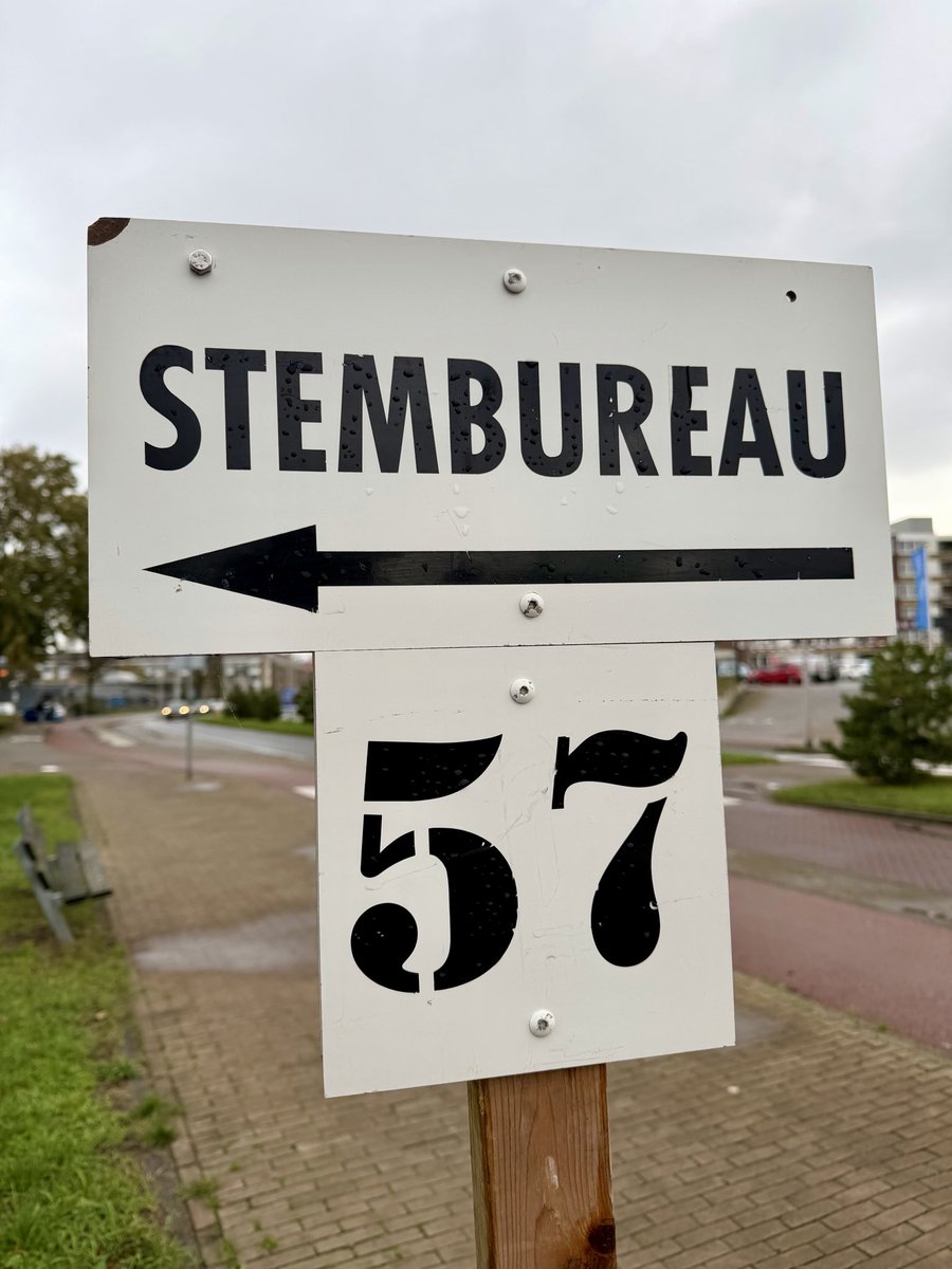 Zeewijkplein is op dit moment heel druk. #IJmuiden #stem