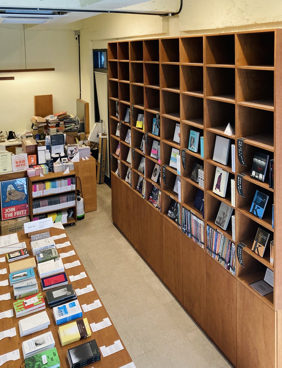 ssooo_D's tweet image. 📚 다다르다
지역 서점 구경하기는 왜이렇게 재밌을까... 2층으로 되어있고, 너무 크지도 그렇다고 아주 작지도 않은 규모의 서점🥰 1층에서는 커피 등의 음료도 팔고 2층 한 쪽 벽에는 앉아서 책 읽을 수 있는 공간도 있어서 여유부리기에 딱이더라👍🏻