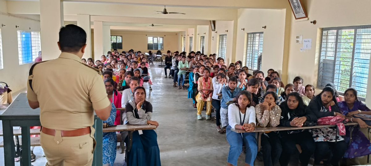 SPTumkur's tweet image. ನಮ್ಮ ಹೆಚ್ಚುವರಿ ಪೊಲೀಸ್ ಅಧೀಕ್ಷಕರುರವರು ಕಾಳಿದಾಸ ಕಾಲೇಜು ಶಿರಾ ಗೆಟ್,ತುಮಕೂರು ಇಲ್ಲಿನ ವಿದ್ಯಾರ್ಥಿ ಮತ್ತು ವಿದ್ಯಾರ್ಥಿನಿಯರಿಗೆ ಮಹಿಳಾ ಮತ್ತು ಮಕ್ಕಳ ಸುರಕ್ಷತೆ ಬಗ್ಗೆ ಅರಿವು ಕಾರ್ಯಕ್ರಮವನ್ನು ನಡೆಸಿದರು.
#TumakuruDistrictPolice
#AwarenessProgram
#AddlSPTumakuru
@venkatashok