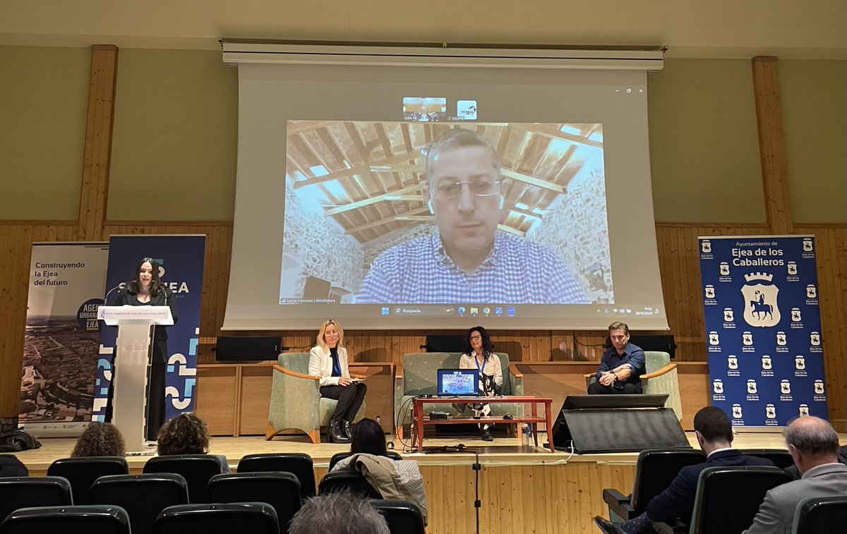 <a href="/SOFEJEA/">SOFEJEA</a> <a href="/aytoejea/">Ayuntamiento de Ejea de los Caballeros</a> <a href="/ViladecansTweet/">AjuntamentViladecans</a> <a href="/CienciaGob/">Ministerio de Ciencia, Innovación y Universidades</a> <a href="/TeresaRiesgo/">Teresa Riesgo</a> 🟠 Es el turno de la mesa redonda Diálogos abiertos: «La cooperación entre lo público y lo privado en los ecosistemas de innovación».

🗣️Participan:

🔸 Maite González, gerente de Adefo Cinco Villas.
🔸 Armando Soria, alcalde de Urriés. 👇