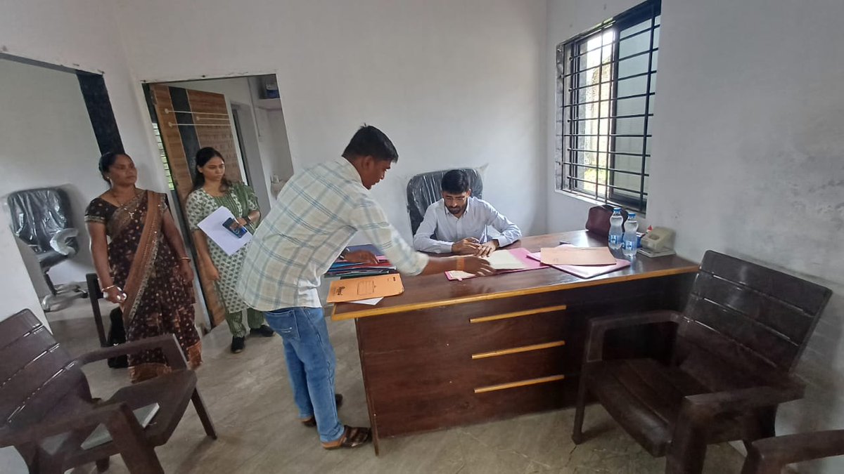 આજ રોજ તાપી જિલ્લાના ડોલવણ તાલુકાના બોરકચ્છ ગામ ખાતે ગ્રામ પંચાયત મુલાકાત લઈ મુલાકાત દરમ્યાન તલાટી એપેન્ડીક્ષ-એ ફોર્મ ભર્યું.
<a href="/CMOGuj/">CMO Gujarat</a> 
<a href="/revenuegujarat/">Revenue Dep. Gujarat</a> 
<a href="/InfoGujarat/">Gujarat Information</a> 
<a href="/infotapigog24/">Info Tapi GoG</a>